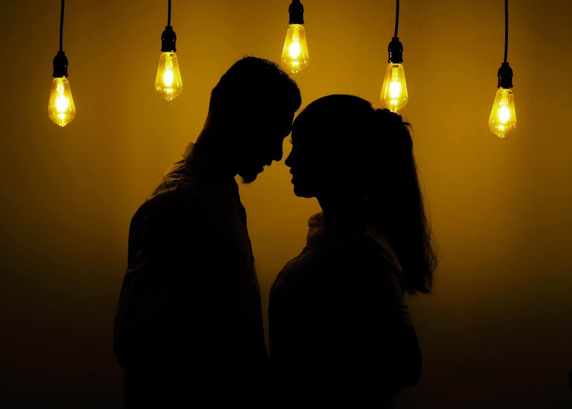 un couple sous un coucher de coleil